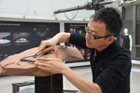 クレイを削る作業を実現してみせる、モデリング マスターモデラーの石本悠二氏。