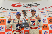 鈴鹿でGT500クラスを制した、山本尚貴（写真左）と、フレデリック・マコヴィッキィ。