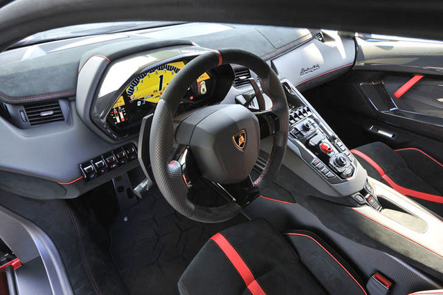 ランボルギーニ・アヴェンタドールLP750-4 スーパーヴェローチェ（4WD