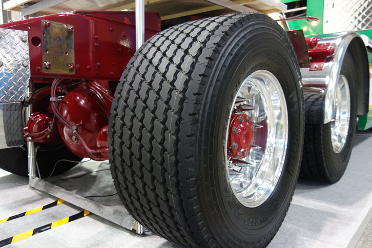 迫力あふれるサイズの「ミシュランX One」。悩める物流業界の救世主となりえるのか。