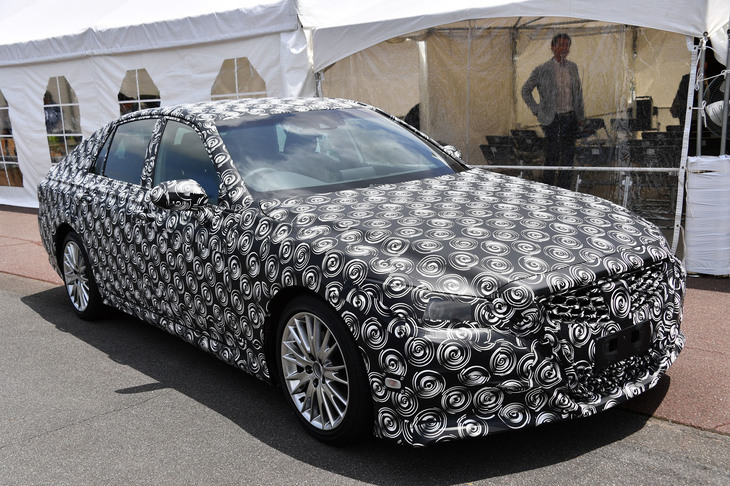 新型は「クラウン」として初めて、ドイツにあるニュルブルクリンク北コースでテスト走行を実施。「目線を動かさずに安定したコーナリングができるクルマに仕上がった」とアピールされる。