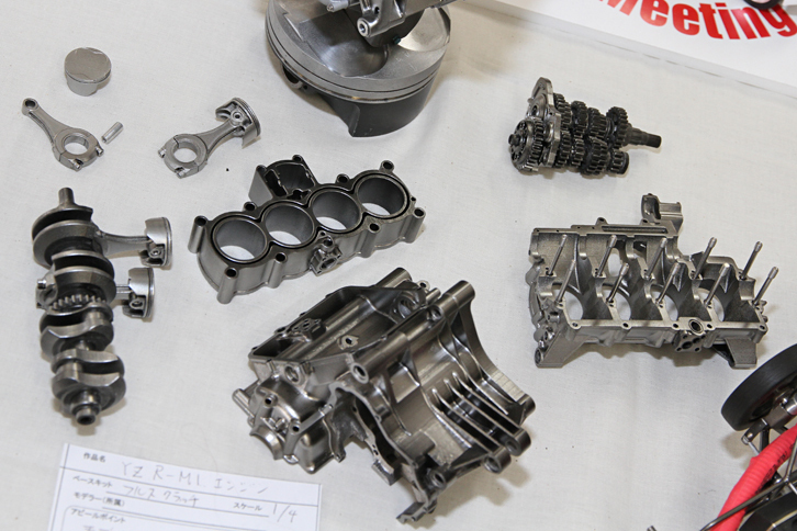 「ヤマハYZR-M1」のエンジンパーツ。門外不出の内部構造のデータをどうやって手に入れたのかと思うが……。聞けば「レギュレーションで排気量（1リッター）は決められており、最高回転数は公表されている。それらからピストンスピードを推察し、そこからストロークを決定、ストロークが決まればボアが……」といった具合に想像で仕様を決定したという。いやはや、恐れ入りました。