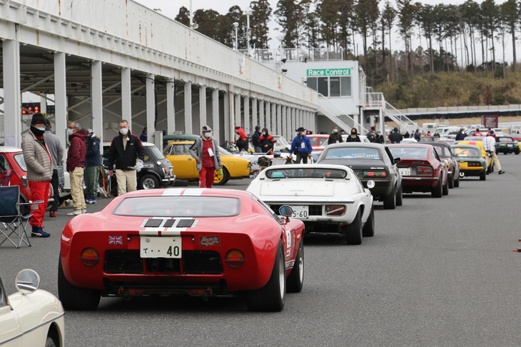 サーキットランを終え、パドックに戻るスポーツ走行の参加車両。