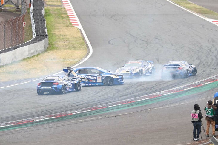 トーヨータイヤがサポートするD1ドライバーによるデモラン。2台の車両の間をドリフトで駆け抜ける8の字走行などが披露され、会場を沸かせた。