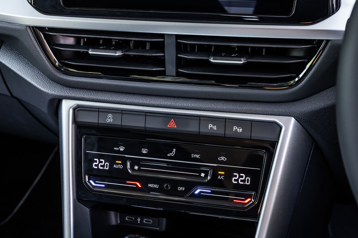 タッチコントロール式のエアコン操作パネルを全車に標準で装備。インフォテインメントディスプレイの大型化に伴い、エアコン吹き出し口の位置や形状も変更された。