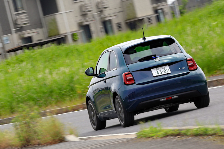 「フィアット500eアイコン」の車両重量は1330kgと、EVとしては非常に軽量。「ホンダeアドバンス」は1540kgなので、フィアットのほうが実に210kgも軽いのだ。