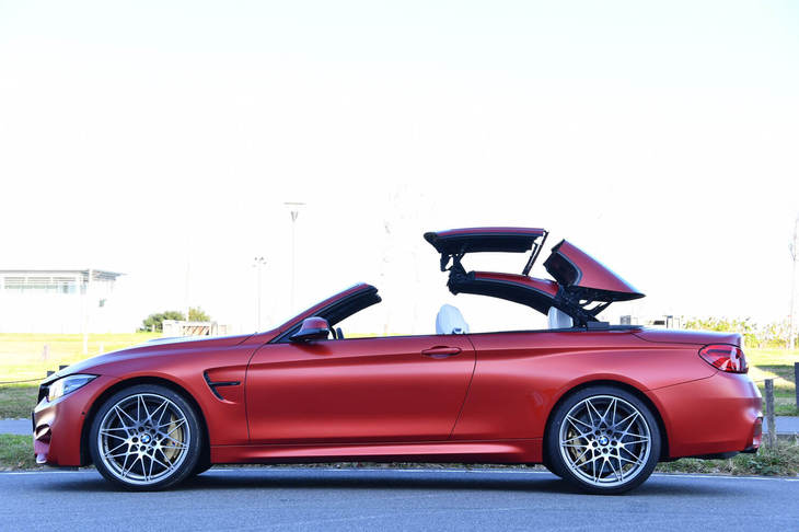 電動式ルーフは3分割で収納される。開閉時間は約20秒ずつとされるが、試乗時に操作したところでは開けるのに23秒、閉じるのに25秒を要した。なお、18km/h以下であれば走行中でも開閉可能。