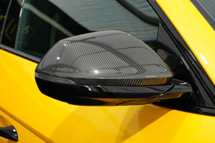 ランボルギーニ・ウルス ペルフォルマンテ（カーボンドアミラー）