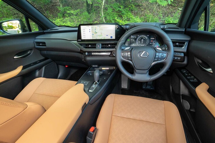 ダッシュ中央には新たに12.3インチのタッチディスプレイが搭載された。人間工学に基づいてレイアウト……とうたわれるだけあって、大胆にドライバー側に向けられている。