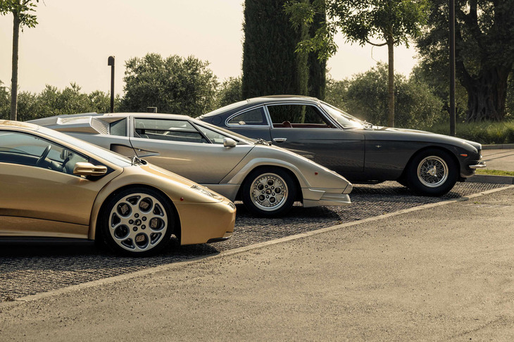 「カウンタック25thアニバーサリー」（写真中央）のほか、「350GT」（同右）と「ディアブロ」（同左）もテストドライブに供された。