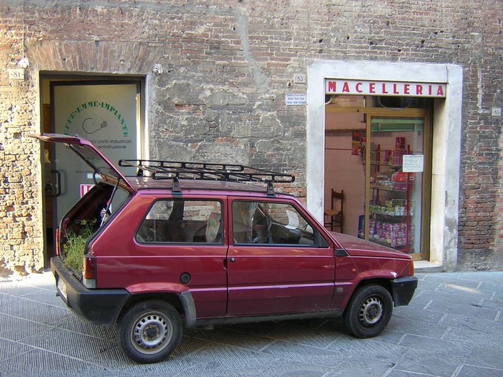 おばちゃんがかつて営んでいた精肉店の前で。初代「フィアット・パンダ」は通勤用に、運搬用にと活躍していた。荷室にはスパイス作りに使用する香草が見える。2003年9月撮影。