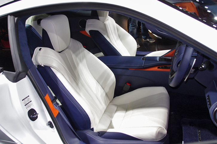 「LC500h“Lパッケージ”」のフロントシート。表皮には本革が採用されている。