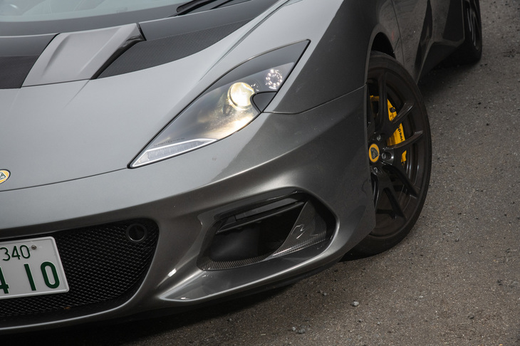 フロントパネルに設けられた、エアブレードを備えた大型カーボンファイバー製ダクト。前輪まわりの空気を効率よく流し、タービュランスやドラッグの低減に寄与する。