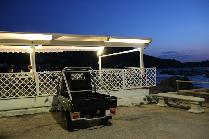 夜のビーチで。これは、14歳から原付き免許で乗れることを背景にレジャーユースを当て込んだ若者向け仕様「アペ クロス」である。