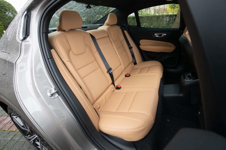 リチウムイオンバッテリーを搭載するため、純ガソリンモデルと比べてセンタートンネルが大型化している。