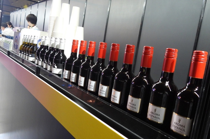 充電といえば、ファンビレッジにはバーも開設されていた。アルコールは心の清涼剤。でも飲酒運転は厳禁なので、公共交通機関で来ていない人はNGですよ。