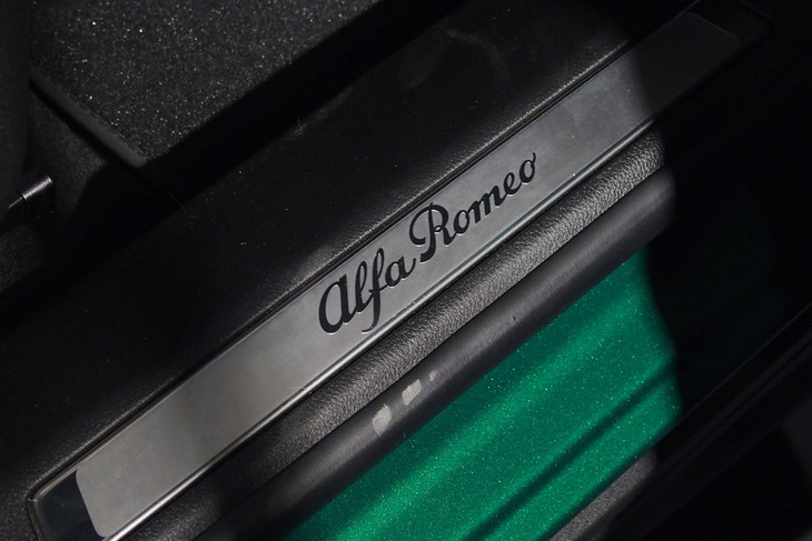 アルファ・ロメオ・トナーレ（ドアシルプレート）