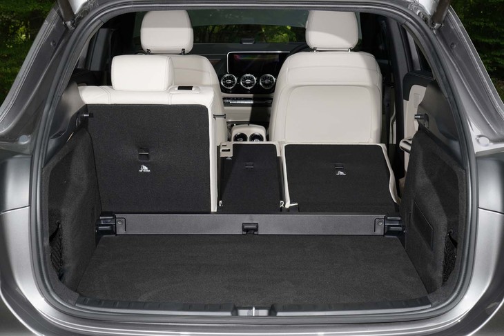 メルセデス・ベンツGLA200d 4MATIC（ラゲッジスペース）