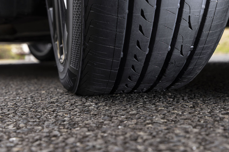 「REGNO GR-XIII」では、新しいケースラインの採用によりタイヤの“しっかり感”を高めるとともに、負荷がかかった際のタイヤの接地面形状も最適化。軽快でふらつきの少ないハンドリングを実現している。