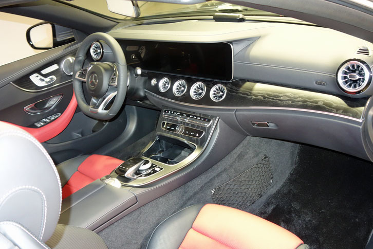 インテリアには、タービン型のエアアウトレットや、12.3インチの液晶を2つ並べた「コックピットディスプレイ」などが備わる。