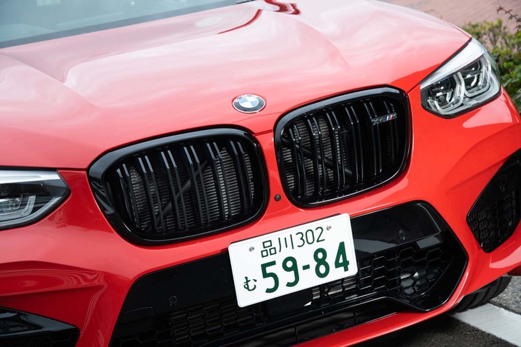 今回のテスト車は「X4 M」のさらなるハイパフォーマンスバージョンとなる「コンペティション」。Mモデル専用のダブルバーキドニーグリルはグロスブラック仕立て。