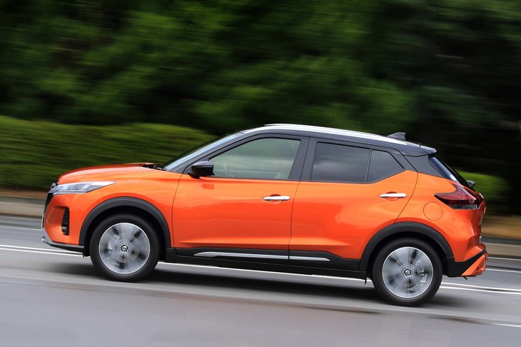 「キックス」の最低地上高は170mm。コンパクトハッチバック「ノートe-POWER X」（FF車）の130mmよりも40mm高い。