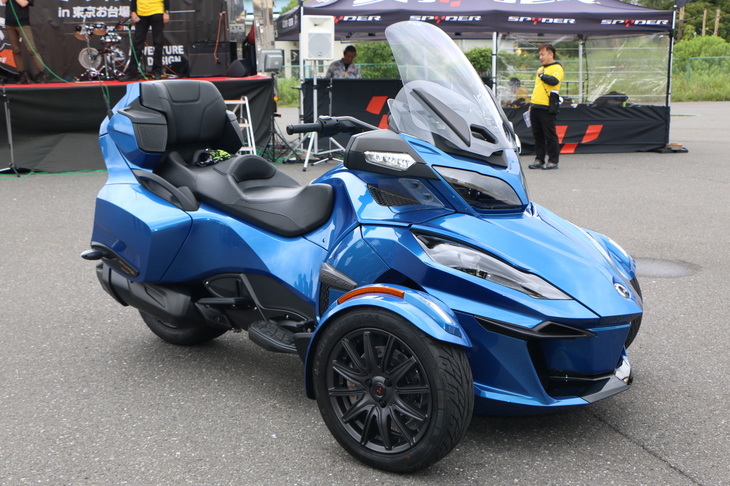 高い風防を備えるなどグランドツアラー的な性格の「スパイダーRT」。