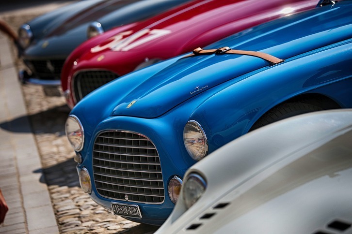 マラネッロの市街地で行われたフェラーリパレードの様子。