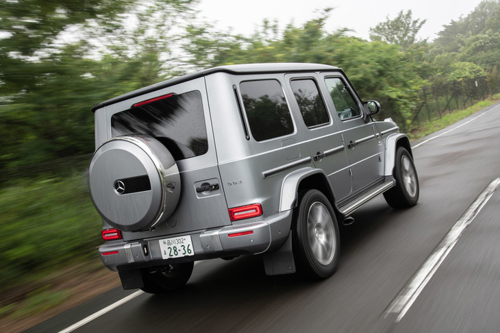 駆動システムは従来モデルと同じくフルタイム4WDだが、前後軸間の駆動力配分が、これまでは50：50だったのに対し、新型では40：60と“リア寄り”に変更された。