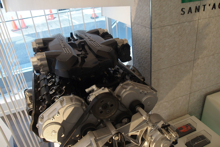 「THE LOUNGE TOKYO」の1階フロア。ランボルギーニのV12エンジンがディスプレイされている。