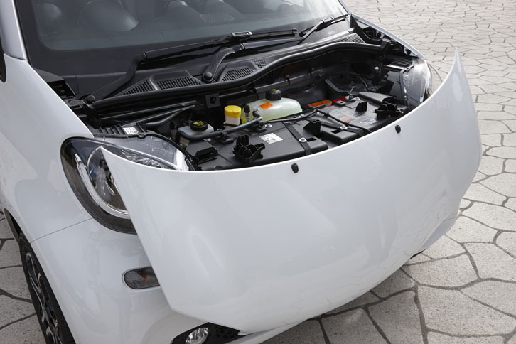 フロントには、バッテリーやウオッシャー液がおさまる。写真は樹脂製のボンネットを開けた状態。ボディーとはベルトで連結されている。