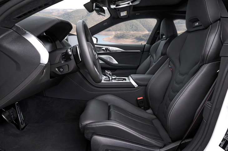 試乗車に装着されていた、オプションのMスポーツシート。「Mスポーツパッケージ」に含まれる装備で、高いホールド性を実現するバケット形状や、ヘッドレストの「M」のロゴ、専用デザインのキルティングやステッチなどが特徴だ。