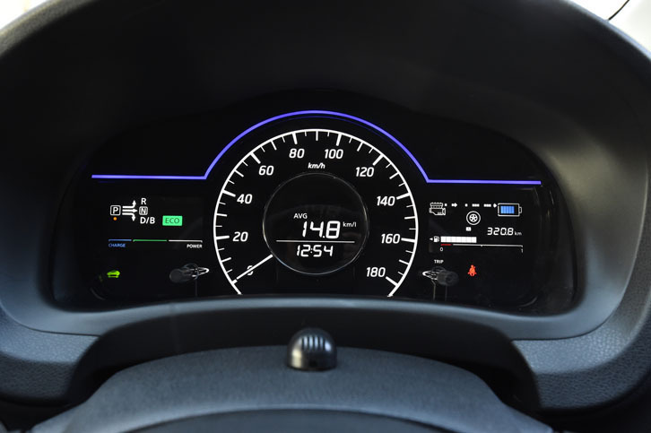 「e-POWER」の計器盤は、「ファインビジョンメーター」と呼ばれる専用のもの。エネルギーフローやバッテリーの残量が表示される。