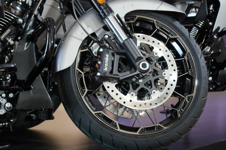 ブラックの鋳造アルミリムが採用されたスポークホイール。サイズは両モデルともフロントが19インチ、リアが18インチ。