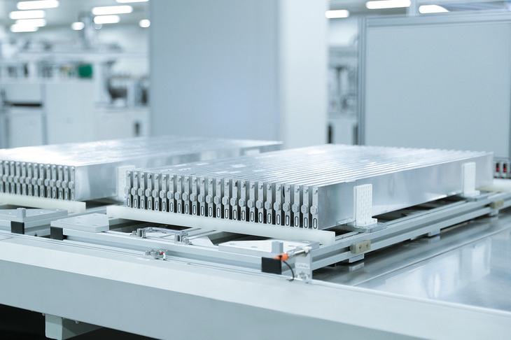 BYDのEVに採用されているリン酸鉄リチウムイオンバッテリー。安全性の高さが特徴とされており、発表会では「クギを刺しても発火しない」というデモンストレーションの映像が流された。