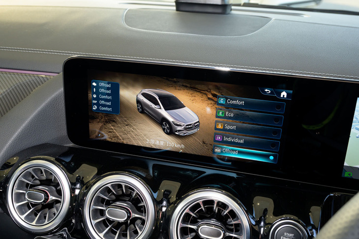 足まわりにはアダプティブダンピングシステムが標準で備わっており、走行モードに応じてサスペンションの特性が変化する。