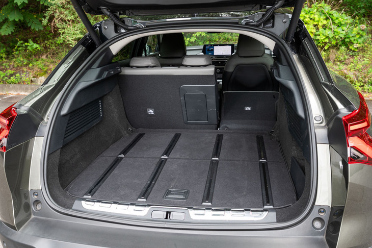 「C5 X」の荷室容量は545～1640リッター。後席の背もたれが40：60分割で倒せるうえに荷物の積み下ろしに便利なフロアレールが付いている。
