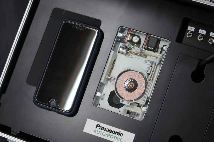 「ランドクルーザー“300”」用「おくだけ充電」の内部構造。センサーがスマートフォンの充電ポイントを検知すると、コイル（写真で円形に見えるパーツ）が縦横にスライドし接触。確実に給電を行う。