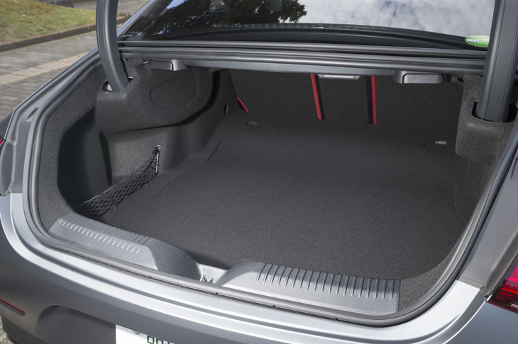 トランクルームの容量は490リッター。リアシートの背もたれは40：20：40分割で前に倒すことができる。