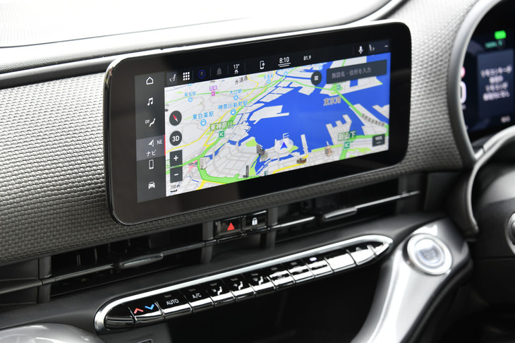 インフォテインメントシステムには、ジープやフィアットなどではおなじみの純正ディスプレイオーディオ「Uconnect」を採用。インターフェイスには10.25インチのタッチスクリーンを搭載している。