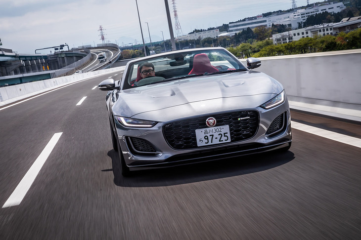 今回の試乗車は「アイガーグレイ」と呼ばれる外装色をまとっていた。これを含め「FタイプR-DYNAMICブラック コンバーチブルP450」では、全3種類からボディーカラーが選択できる。