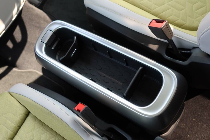 フォルクスワーゲンID.Buzz（運転席・助手席間の収納スペース）