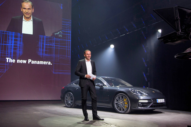 ベルリンで発表された、新型「ポルシェ・パナメーラ」。ポルシェのオリバー・ブルーメ社長が、プレゼンテーションを行った。