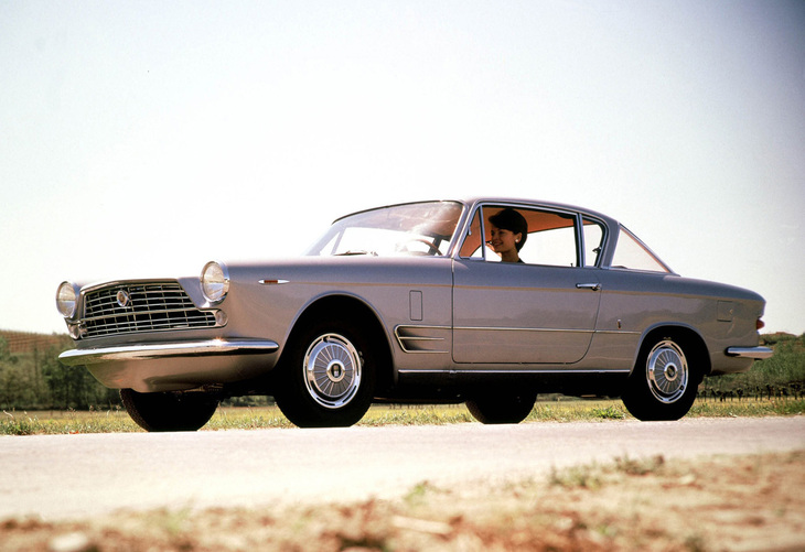 1962年に登場した「2300／2300Sクーペ」。「2300ベルリーナ」のシャシーにギアが手がけたボディーを載せたグランツーリズモ。写真は1964年にマイナーチェンジされた高性能版の2300Sクーペで、最高出力150PSまで高められた2.3リッター直6 OHVエンジンを積む。