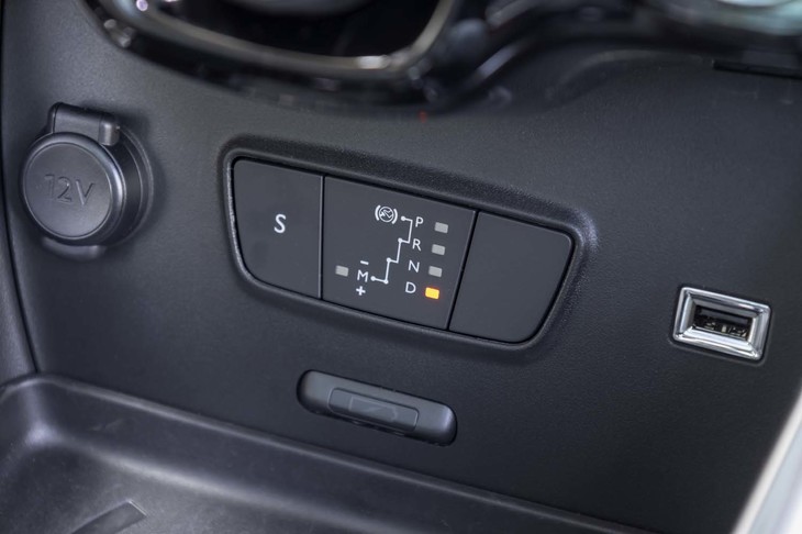 シフトパドルは用意されないが、シフトセレクターによってマニュアル変速が可能。
