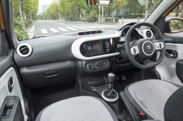 人間工学に基づき視認性のよさが追求されたコックピット。ホワイトのトリムが目を引く。