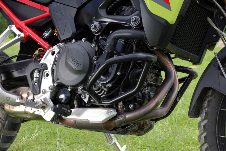 排気量895ccの並列2気筒エンジン。従来モデルより最高出力が10PSアップしており、トルクもより豊かなものとなった。