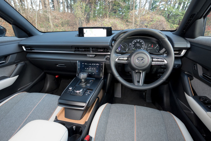 パワートレインが違ってもフローティング式のセンターコンソールをはじめとしたインテリアのしつらえは変わらない。コンソールの基部にはマツダの祖業だったコルクが使われている。