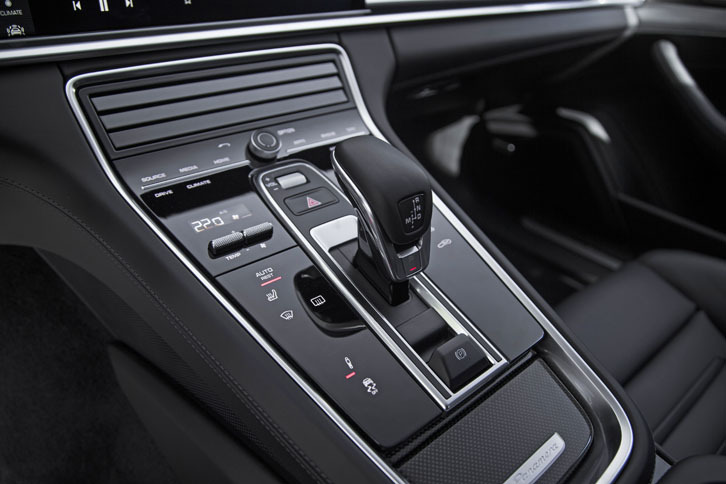 センターコンソールのスイッチは、“ガラスルック”のタッチセンサー式に変更された。