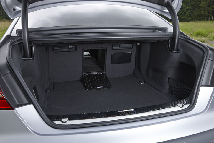 トランクルームの容量は、520リッター。後席を倒して容量を拡大することはできないが、中央には長尺物を積むためのスキーホールが備わる。